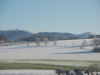 Blick von Friesenhausen auf die Wasserkuppe und den Pfs