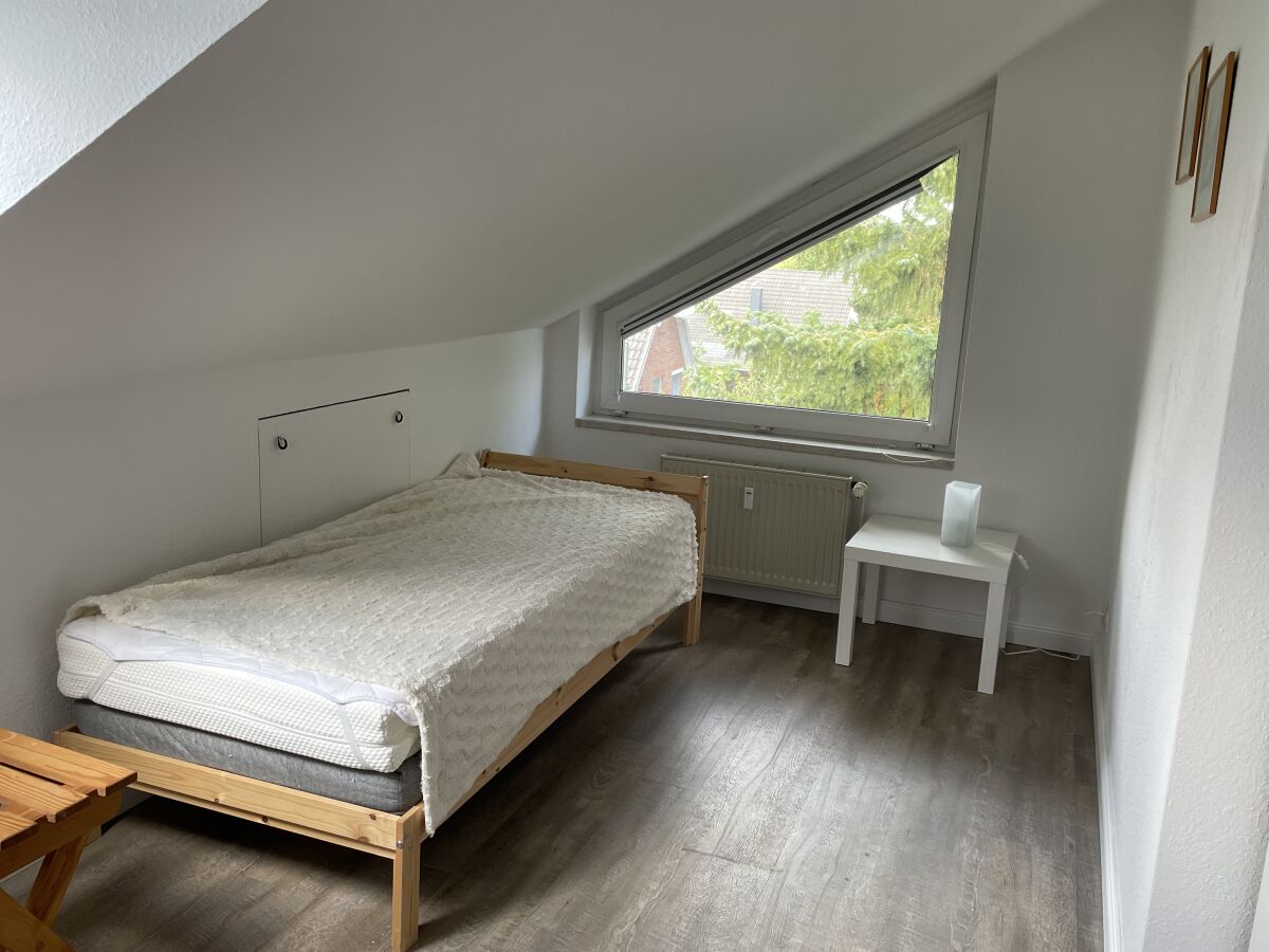 Schlafzimmer mit drei Einzelbetten