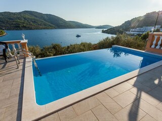 Pool mit Meerblick genießen