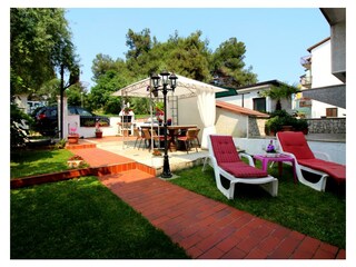 Garten mit Bestuhlung
