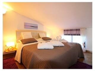 Schlafzimmer mit Doppelbett