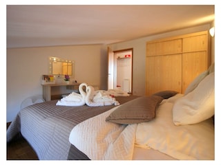 Schlafzimmer mit Doppelbett & Kleiderschrank