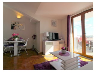 Wohnbereich mit Zugang zum Balkon