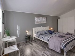 Schlafzimmer mit Doppelbett & Kleiderschrank