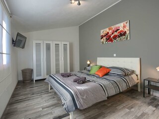 Schlafzimmer mit Doppelbett & Kleiderschrank