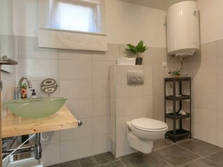 Badezimmer mit Dusche und WC