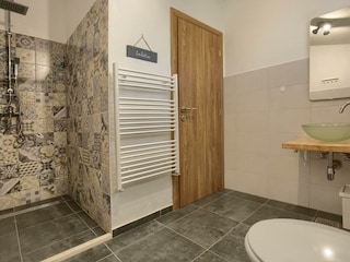 Badezimmer mit Dusche und WC