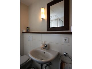 Bad mit Dusche und WC im EG