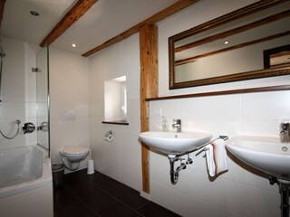 Bad mit Dusche/Badewanne und WC im OG