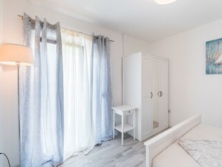 Schlafzimmer mit Doppelbett & Kleiderschrank