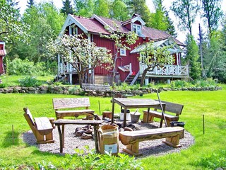 Grillplatz auf dem Grundstück und Blick zum Ferienhaus
