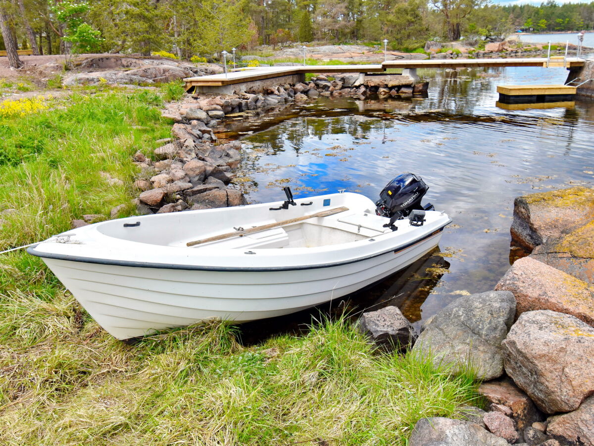 das hauseigene Boot mit Außenbordmotor