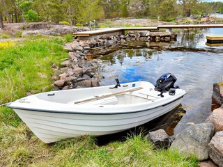 das hauseigene Boot mit Außenbordmotor