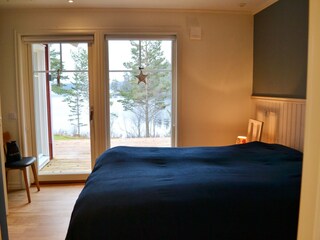 Schlafzimmer 1 mit Doppelbett und Seeblick