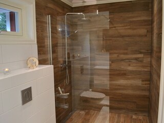 Badezimmer 1 mit WC und Dusche