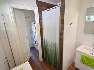 Badezimmer 2 sowie Waschraum m. Waschmaschine, Trockner