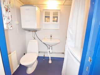Badezimmer mit WC, Waschmaschine und Dusche