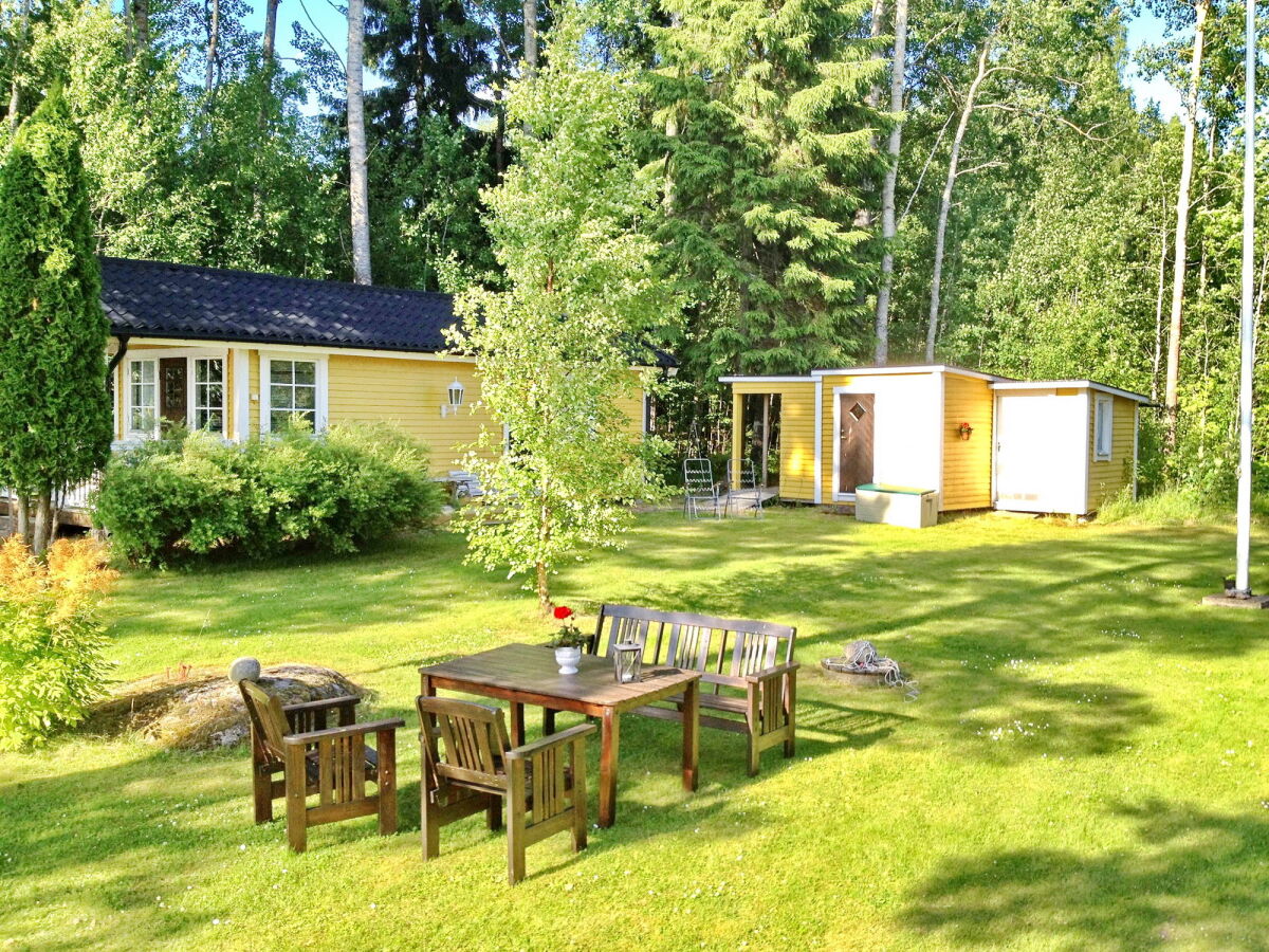 Blick in den Garten (l: Gästehaus, r: Abstellschuppen)