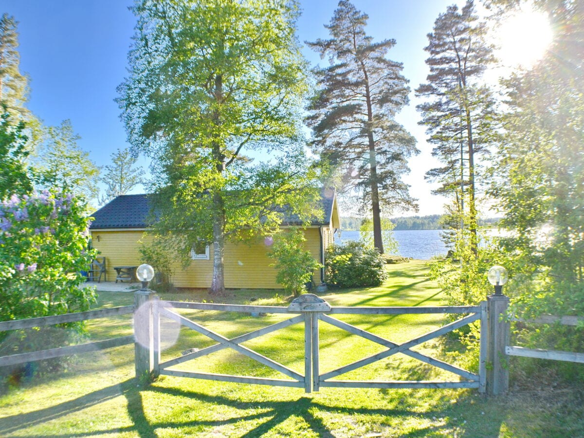 Blick von der Zuwegung in den Garten