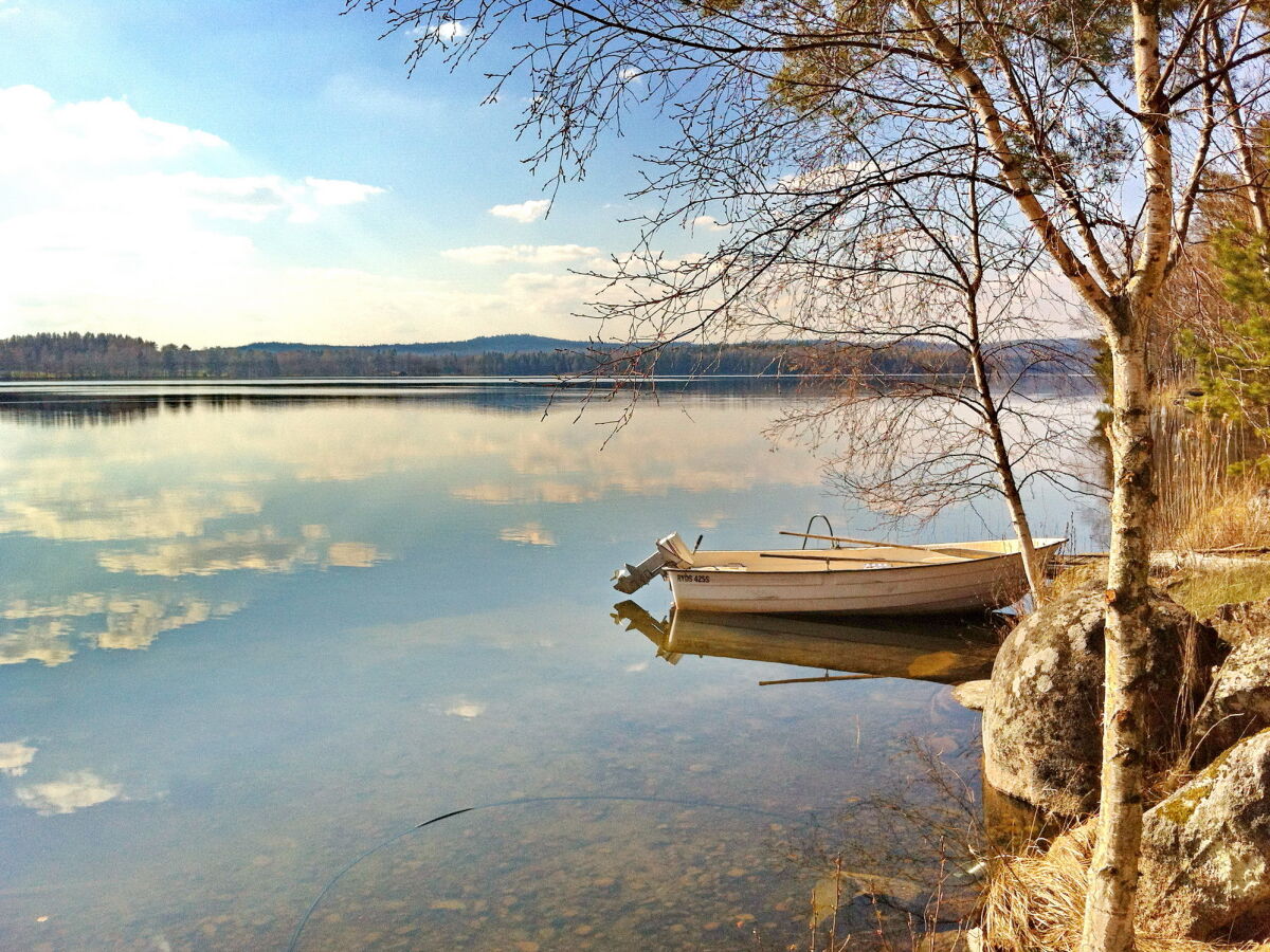 Blick über den See mit hauseigenem Ruderboot