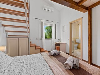 Bedroom with its bathroom and gallery.