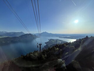 Blick von der Rigi Seilbahn Richtung See und Luzern