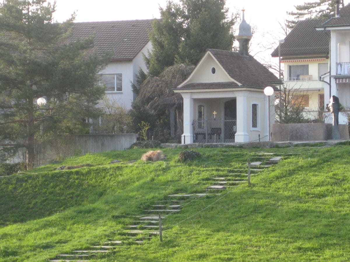 Kapelle und Brunnen beim Haus