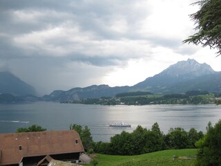 Foto in Stadtnähe. Gewitterstimmung mit See, Pilatus.