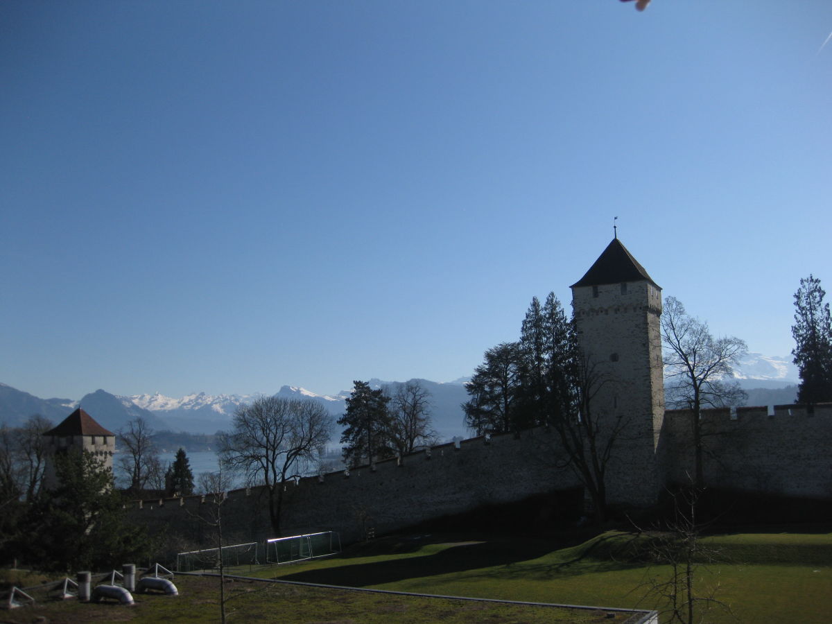 Blick vom Balkon mit Museggmauer (Zytturm rechts)