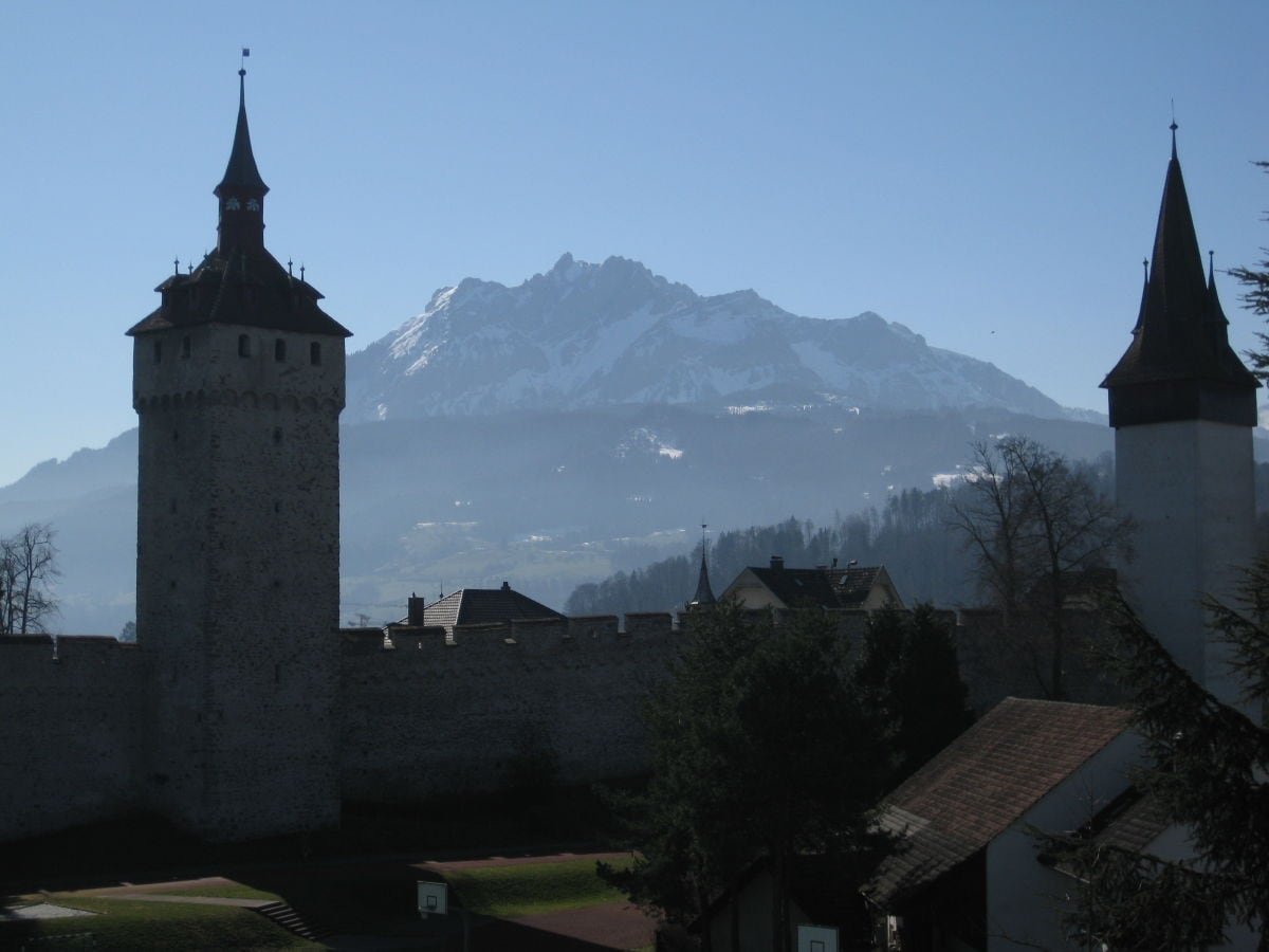 Blick vom Balkon auf Pilatus und Wachtturm, Luegisland