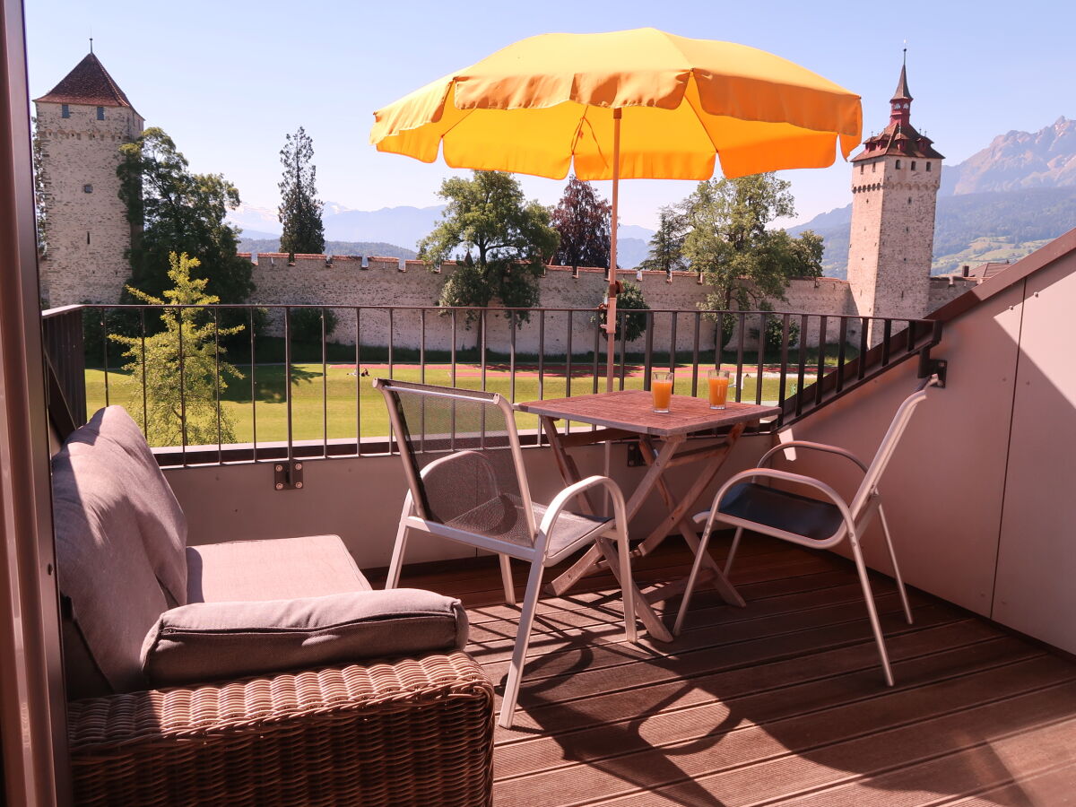 Freie Sicht vom Balkon Richtung Stadtmauer und Berge