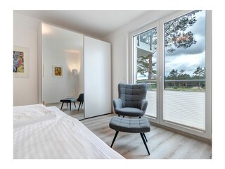 Schlafzimmer mit geräumigem Schrank