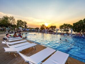 Parc de vacances Mobile-home dans le parc de caravanes Omisalj, île de Krk, avec piscine - Omisalj - image1