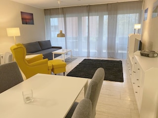 Wohnzimmer mit Zugang zur Sonnenloggia