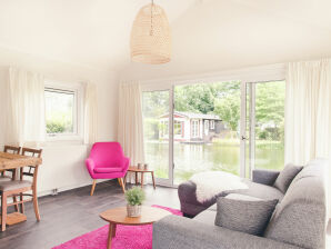 Beautiful chalet in a holiday park by a pond - Holten - image1