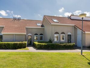 Bungalow in Zeeland mit moderner Terrasse