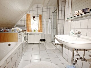Badezimmer mit ebenerdiger Duche
