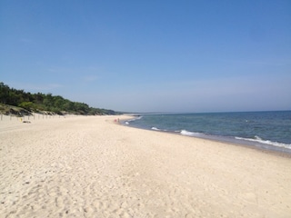 Der Strand ist breit und sauber