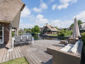 Holiday park Thatched villa with a dishwasher at Giethoorn - Wanneperveen - image1