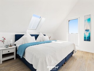 Schlafzimmer mit gemütlichem Doppelbett