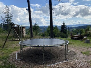 Waldgrundstück mit Trampolin