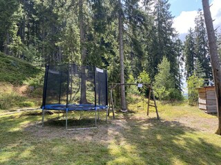 Trampolinspringen auf unserem Waldgrundstück