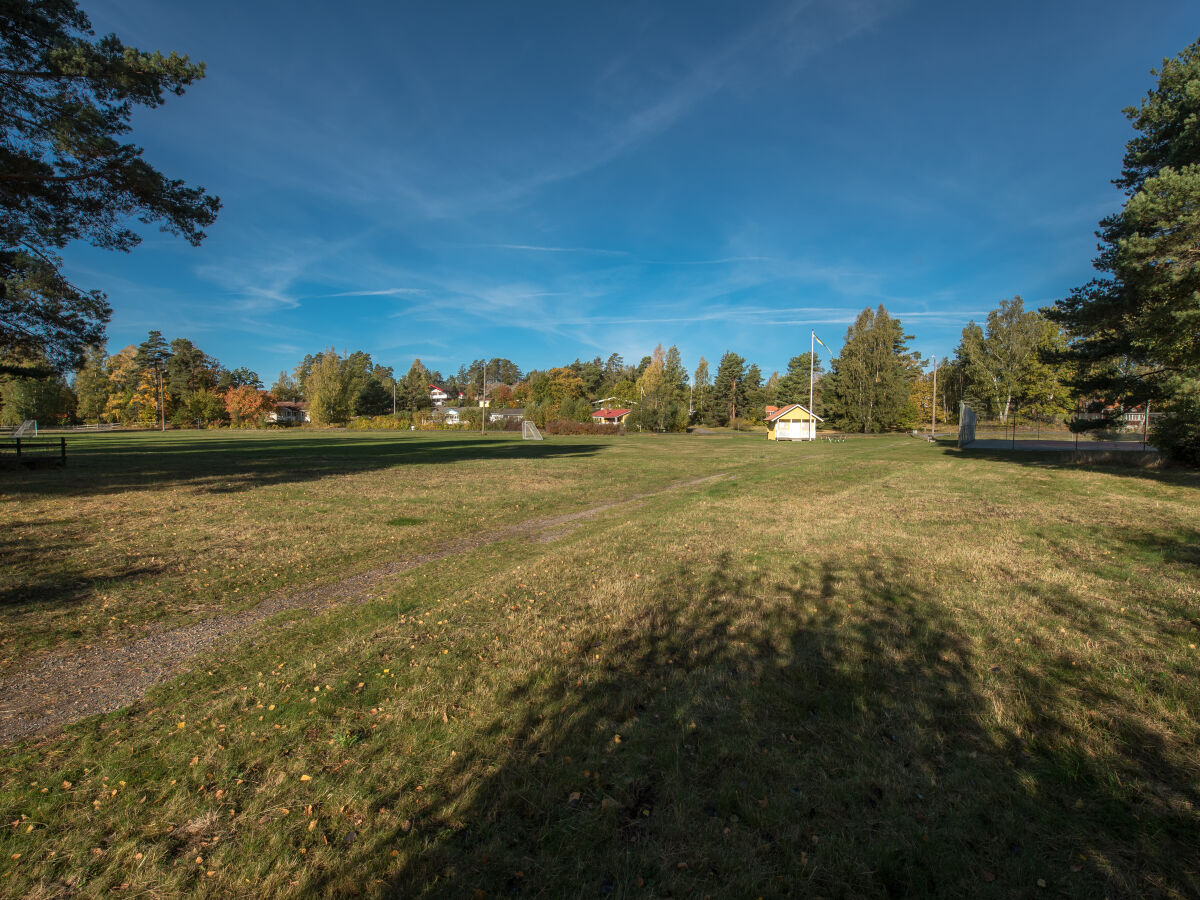 Tennis- und Fußballplatz neben dem Haus