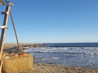 einer von vielen Sandstränden nahe Cipressa. -