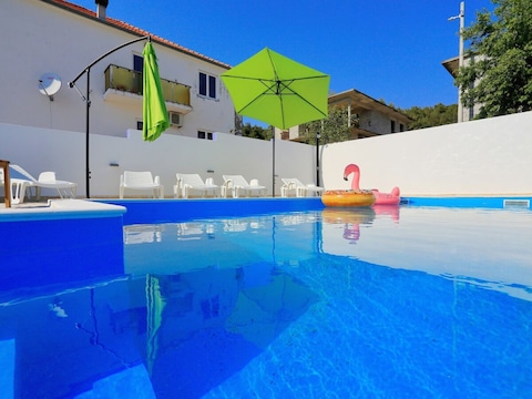 Appartamento a Bibinje con piscina vicino al mare