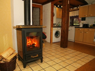 zusätzlicher Kaminofen mit Holzfeuer