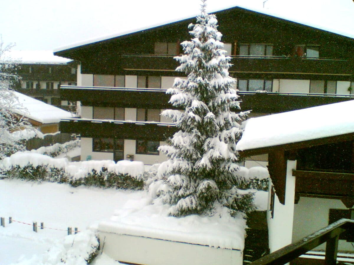 Apartmenthaus im Winter