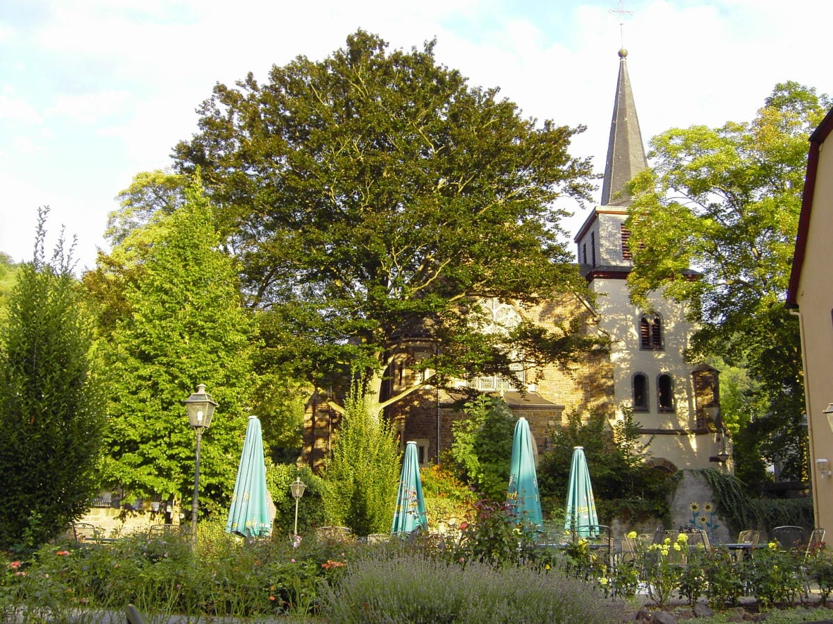 Pfarrkirche mit Weingarten des Cafes "Altes Pfarrhaus"