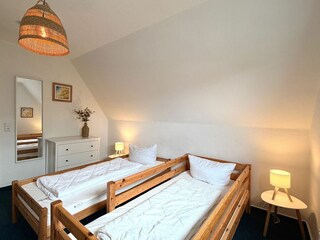 Erleben Sie erholsame Nächte in diesem modernen Schlafzimmer.