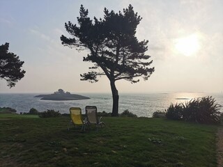 Garten mit Aussicht auf Meer und Inseln bei Flut